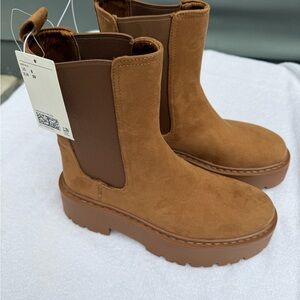 NWT H&M Women's Suede Chelsea Boots in Cognac Brown